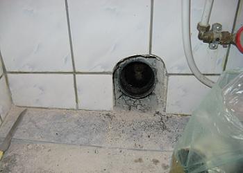 Finalizarea demontarii tevii PVC de scurgere a WC-ului