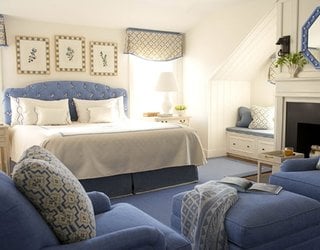 Dormitor cu pat tapitat bleu si fotolii asortate