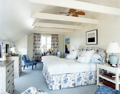 Dormitor mansardat cu mocheta bleu si mobila alba