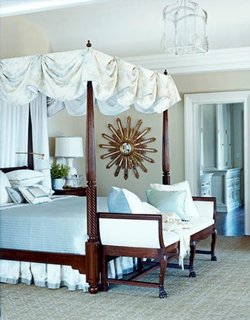 Dormitor regal cu pat cu badachin si decoratiuni bleu