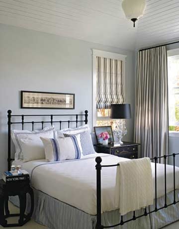 Dormitor zugravit in bleu pal si pat din fier forjat negru