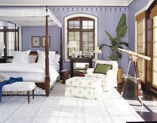 Mocheta alba pufoasa, pat din lemn masiv si perete de accent bleu mov