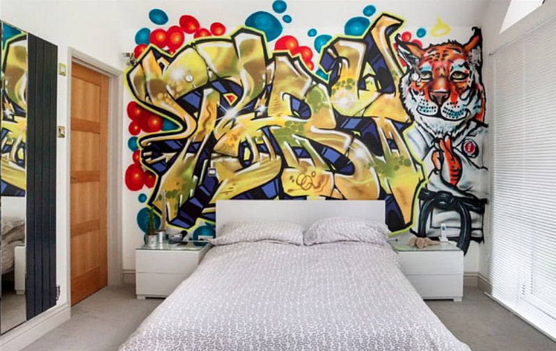 Dormitor alb cu pereti cu graffitti