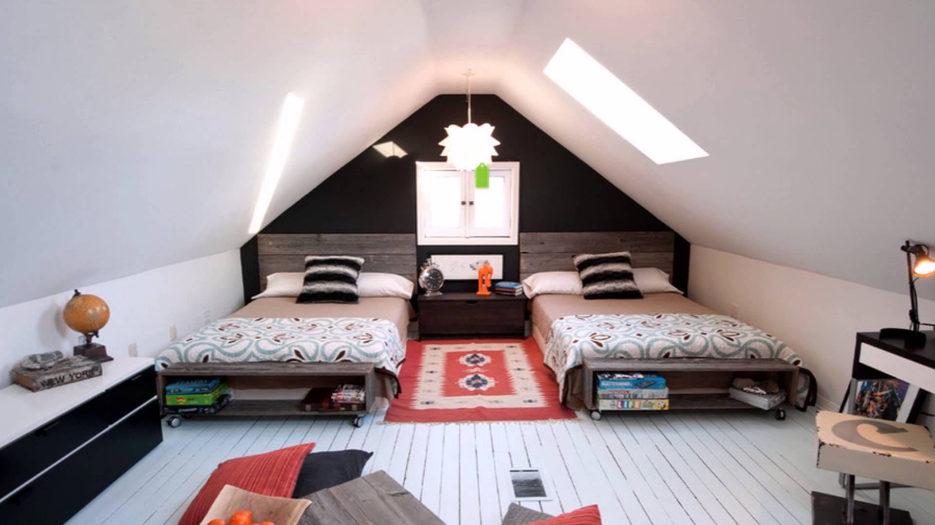 Dormitor alb-negru la mansarda cu doua paturi singhe si pardoseala din scanduri albe din lemn