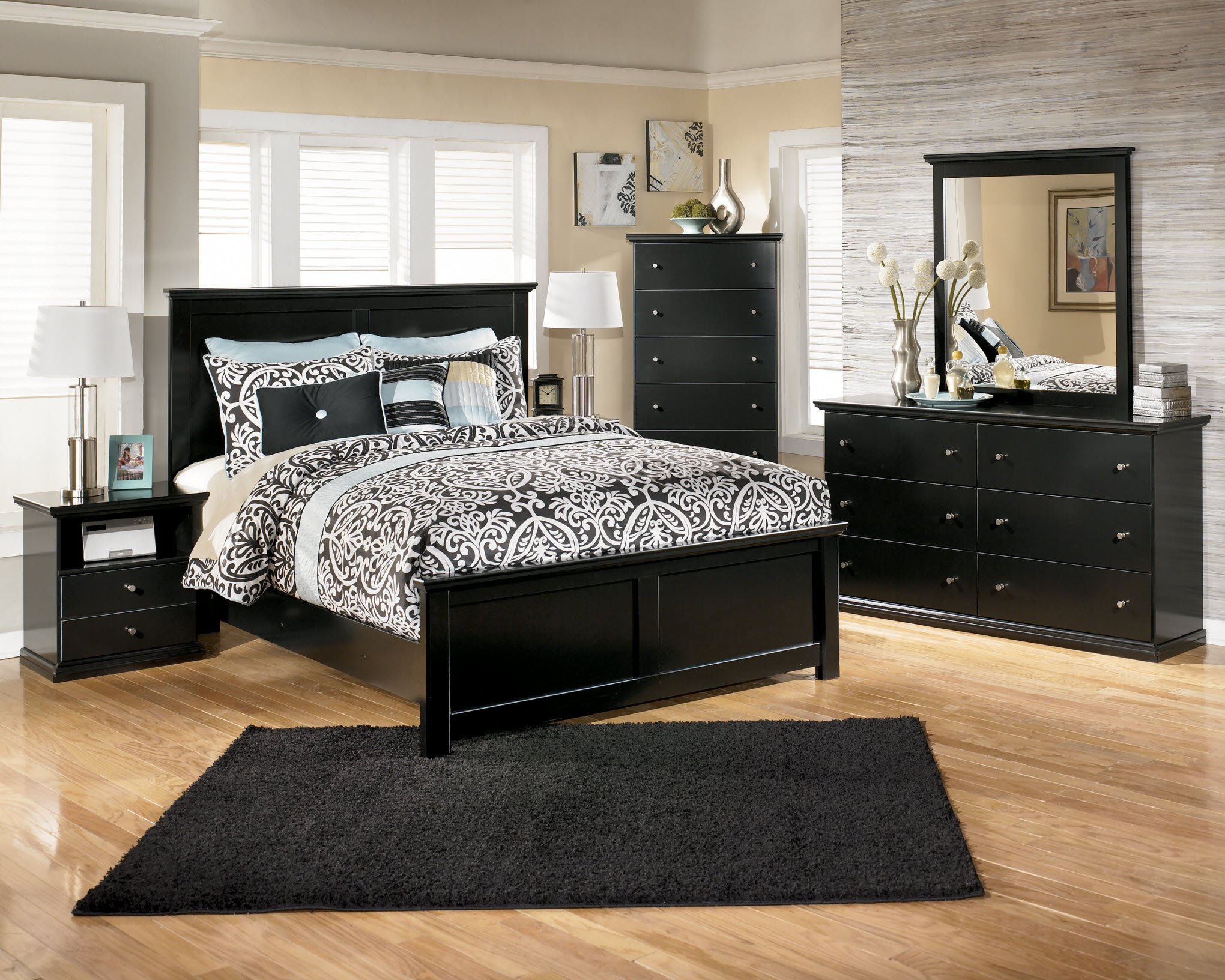 Dormitor cu mobilier negru din lemn si covor negru cu fir lung