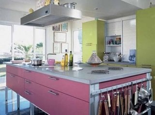 Bucatarie cu mobila roz si verde mar