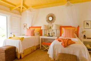 Dormitor cu tavan galben