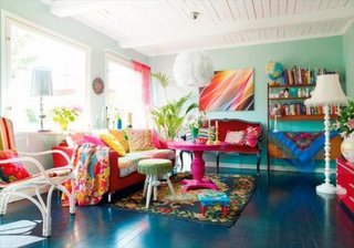 Living mobilat modern si decorat in culori tari