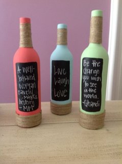 Mesaje motivationale pe sticle de vin colorate