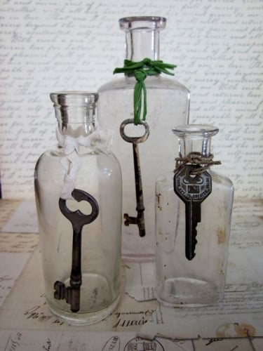 Piesa vintage dintr-un borcan accesorizat cu o cheie veche