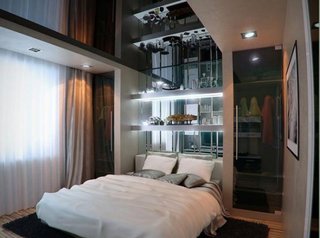 Dormitor de apartament mic decorat cu joc de oglinzi