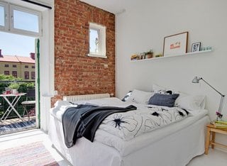 Dormitor mic ab si un perete placat cu caramida