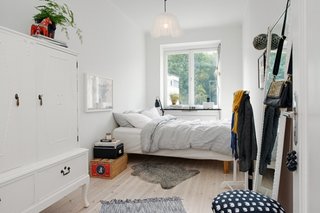 Dormitor mic cu pat amplasat langa fereastra si sifonier alb