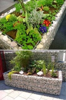 Pat inaltat de flori din plasa si pietre mari