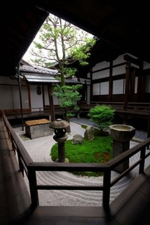 Curte interioara amenajata in stil japonez