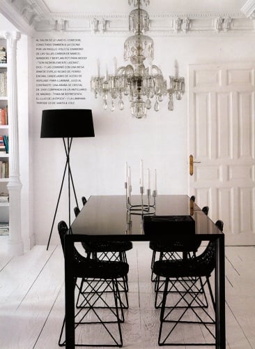 Interior alb cu mobilier negru