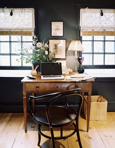 Camera cu pereti negri si birou din lemn
