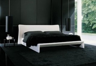 Dormitor cu pereti negri pat alb si ferestre mari
