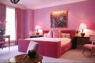 Dormitor elegant decorat in tonuri de roz