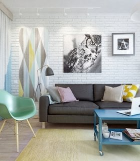 Living de apartament amenajat cu alb si gri si accente pastel