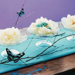 Platouri decorative cu petale de flori si oua vopsite