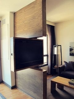 Living cu televizor modern integrat mobilier maro