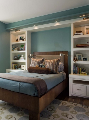 Albastru pal si maro inchis decor de dormitor modern