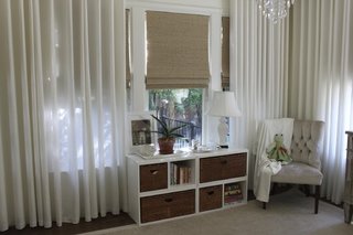 Camera pentru bebelus mobilata clasic cu perdele albe transparente din voal si draperii romane