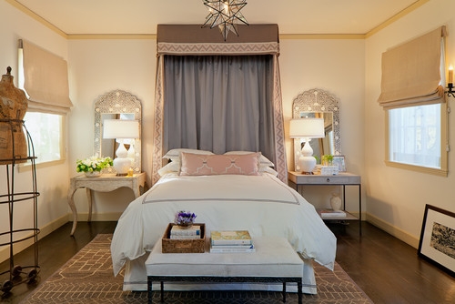 Dormitor amenajat in stil mediteranean cu draperii romane cu perdea mata cu cornisa decorativa