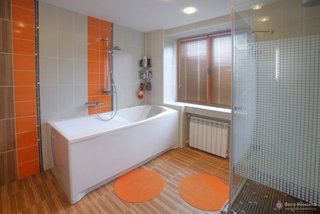 Accente oranj in baie