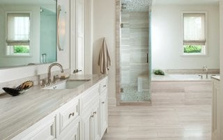 Detalii moderne pentru o baie minimalista cu marmura alba
