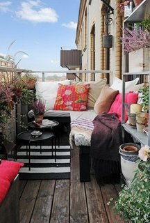 Amenajare balcon deschis cu etajere pentru plante si mirodenii