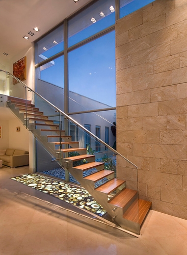 Scara moderna cu trepte goale si balustrada sticla cu inox