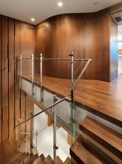 Trepte placate cu parchet din lemn si balustrada din sticla