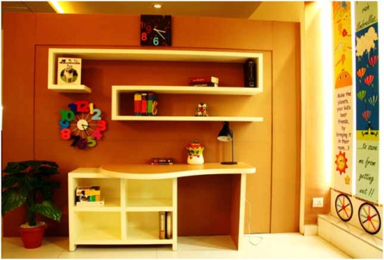 Birou pentru copii modern din pal cu etajere desupra