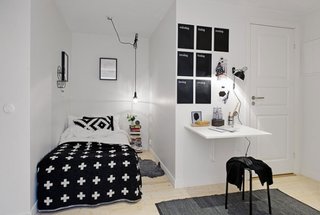 Dormitor mic pentru copii in alb si negru cu masa prinsa de perete