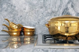 Vase aurii cromate pentru un decor sic in bucatarie