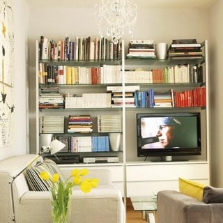 Biblioteca cu rafturi deschise si stand pentru TV in living
