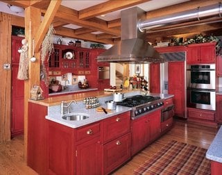 Bucatarie cu mobila rosie in stil rustic