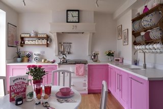 Mobilier clasic de bucatarie roz