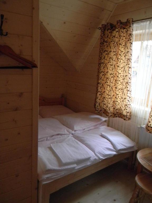 Dormitor la mansarda cabana lemn