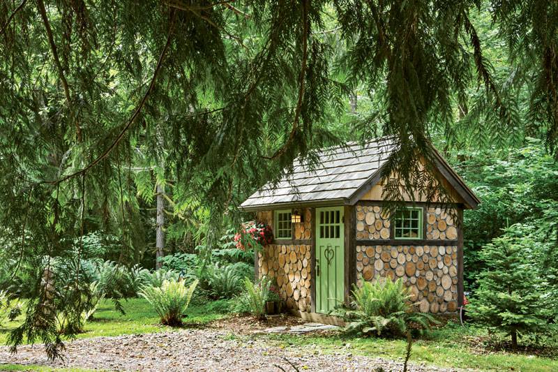 Cabana din lemn construita in inima naturii