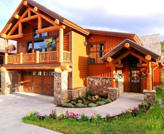Casa din lemn rotund calibrat si coloane din piatra