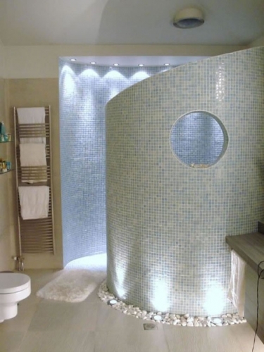 Cabina de dus zidita in totalitate si placata cu mozaic