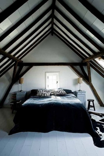Idee decorare dormitor la mansarda cu grinzi de lemn