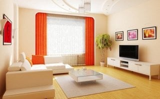 Perdele albe transparente alaturi de draperii portocalii