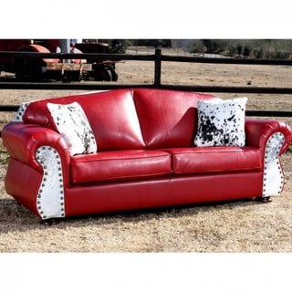 Canapea rosie din piele cu tinte si perne decorative din blana naturala