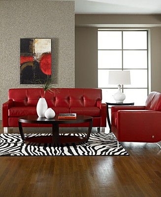 Canapea rosie in living cu perete de contrast gri
