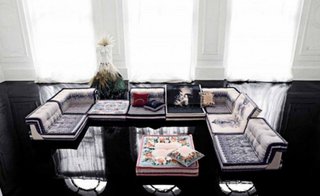 Canapea decorativa in culori vii intr-un living amenajat in alb si negru