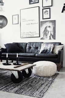Canapea din piele neagra in living modern